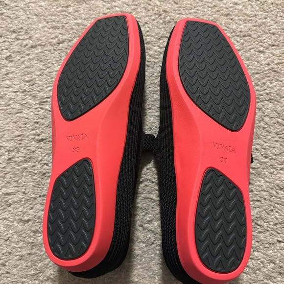 Mary Janes in Black with Comfortable Sole and Classic Design - Picture 4 of 5